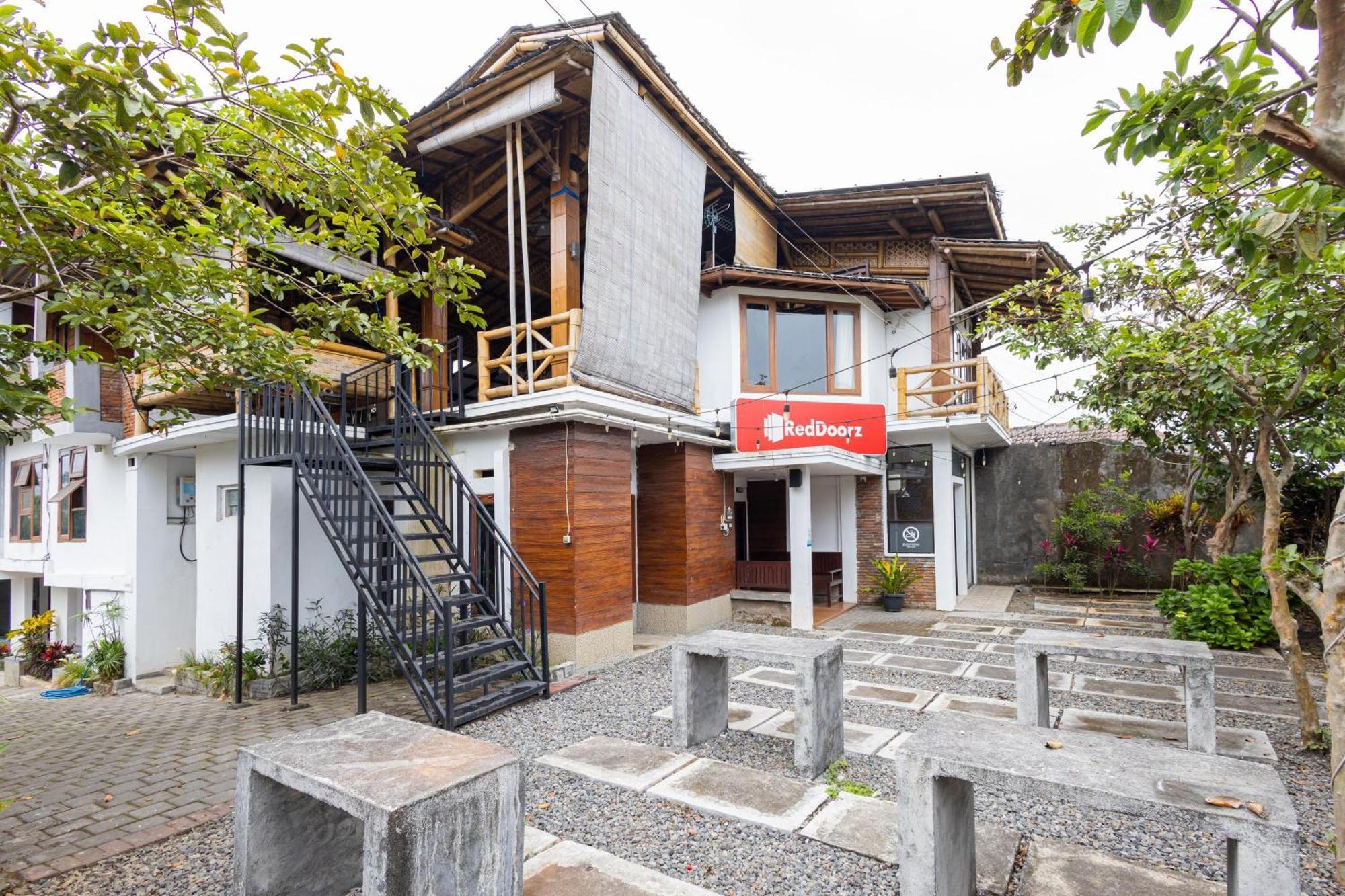 Reddoorz Syariah At Wisma Djokorio Poncokusumo Malang Exterior foto