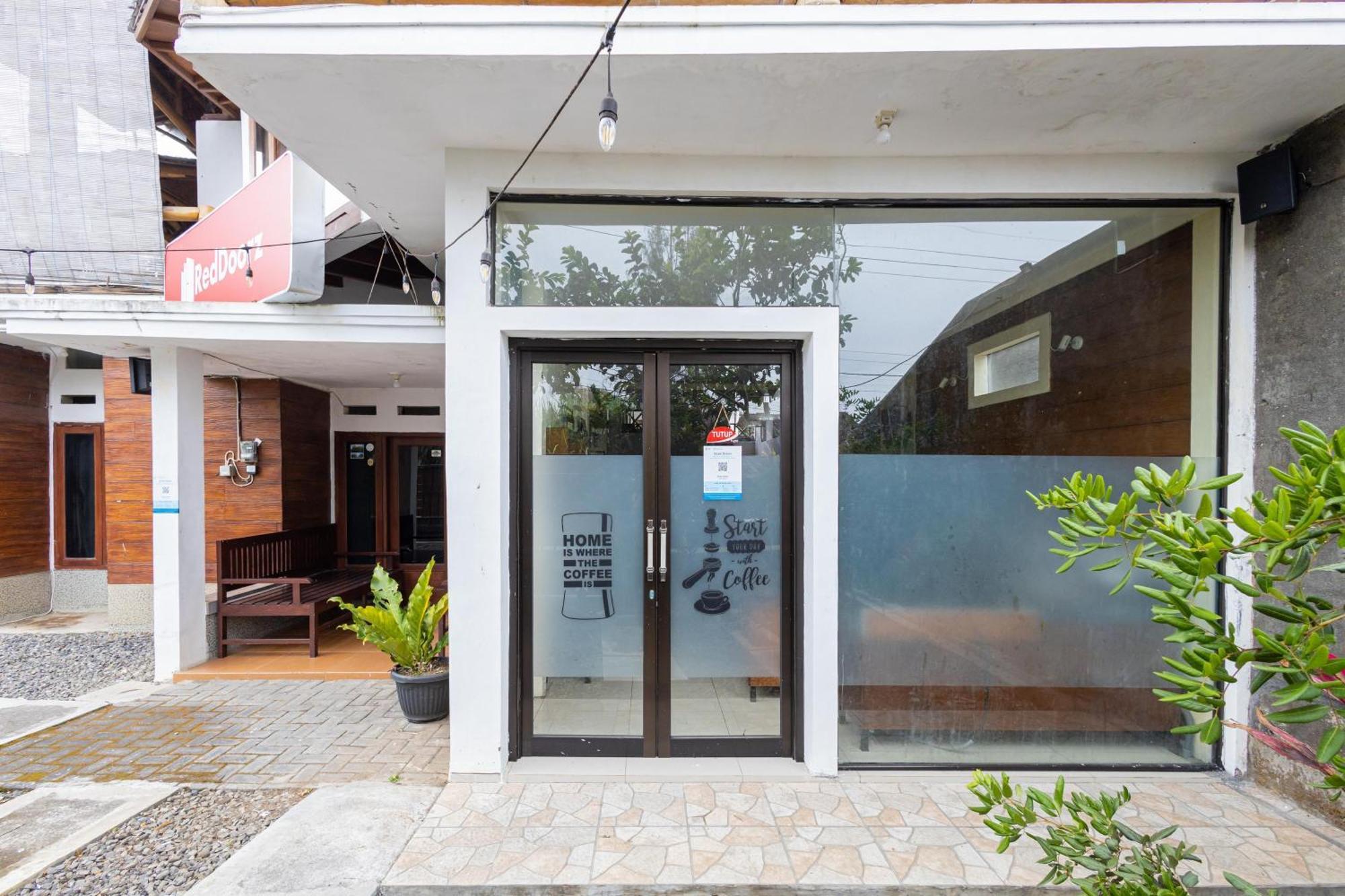 Reddoorz Syariah At Wisma Djokorio Poncokusumo Malang Exterior foto