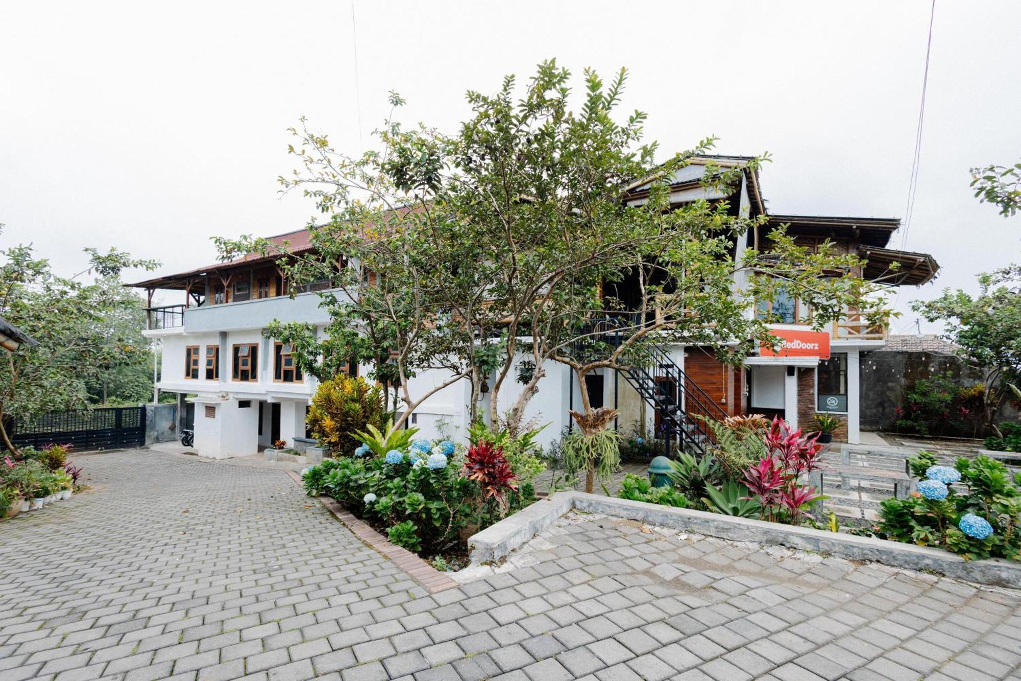 Reddoorz Syariah At Wisma Djokorio Poncokusumo Malang Exterior foto