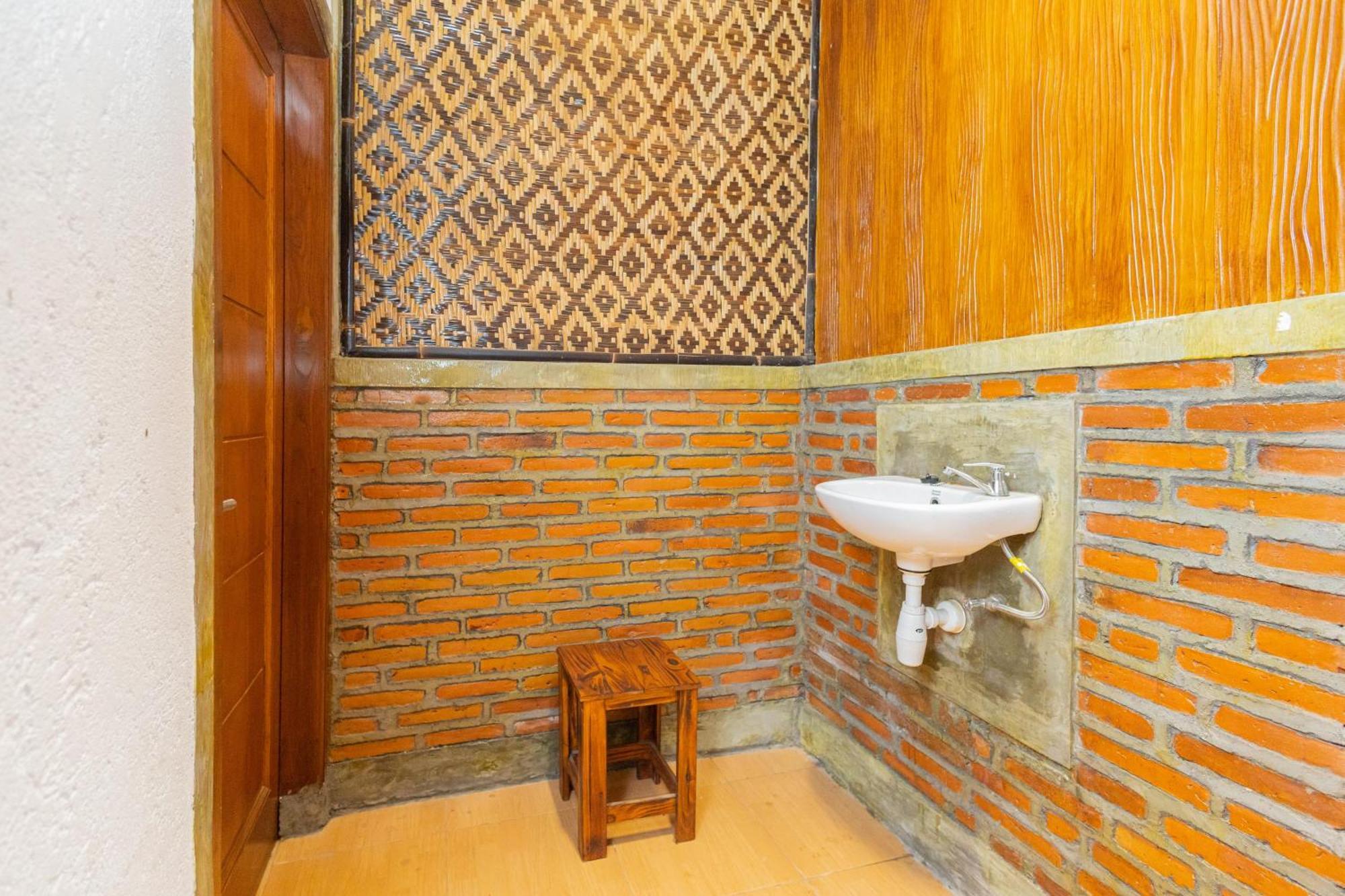 Reddoorz Syariah At Wisma Djokorio Poncokusumo Malang Exterior foto
